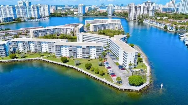 3030 Marcos Dr #T302, Aventura, FL 33160
