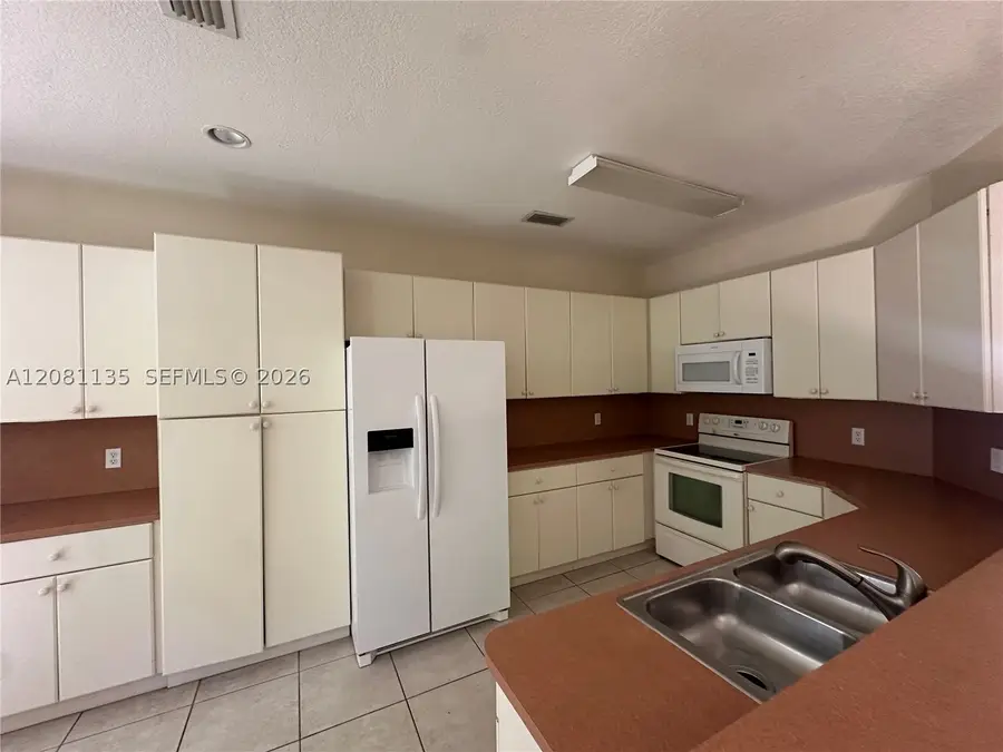 627 NE 35th Ave, Homestead, FL 33033 - #2