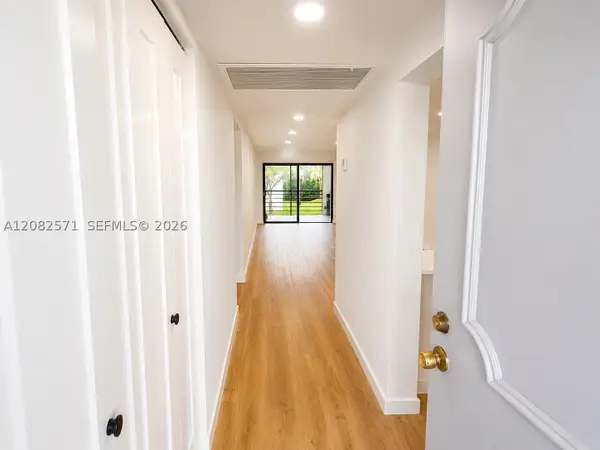 9233 SW 8th St #207, Boca Raton, FL 33428