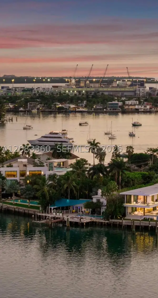 1421 N Venetian Way, Miami, FL 33139