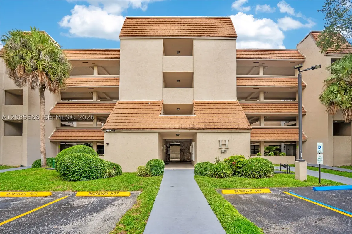 601 Ives Dairy Rd #105-8, Miami, FL 33179 - #1