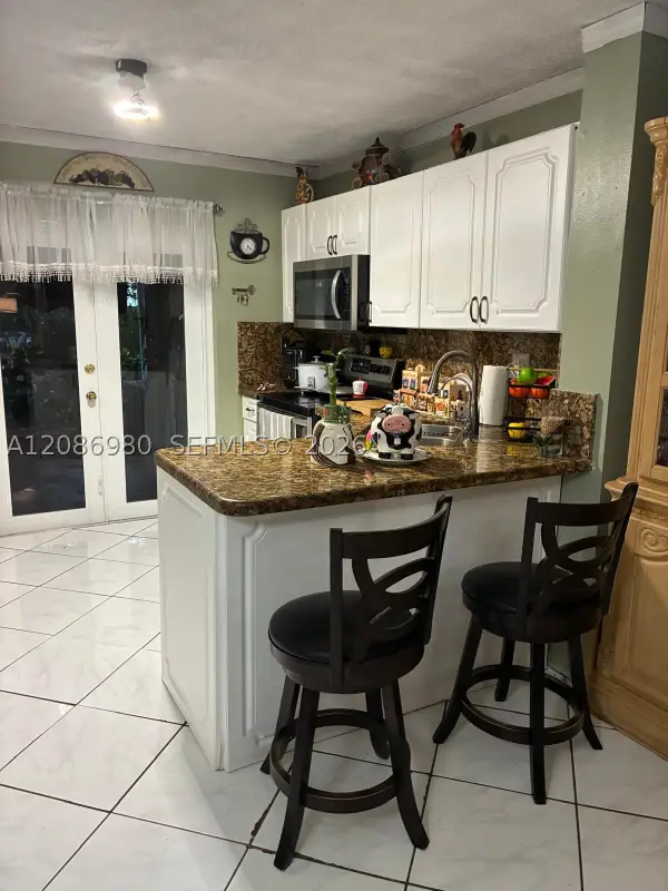 2403 W 76th St #102, Hialeah, FL 33016