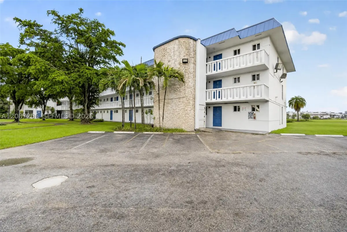 1000 NE 191st St #14, Miami, FL 33179 - #1