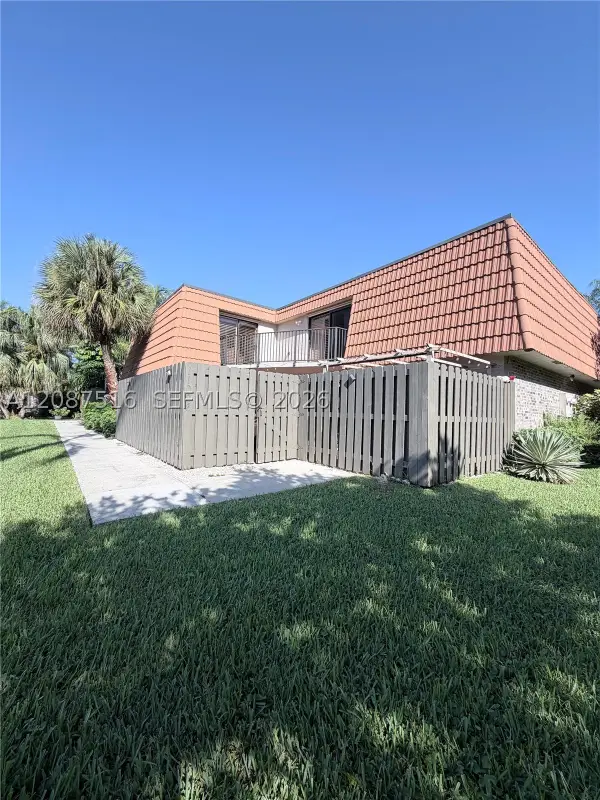 11006 N Harmony Lake Cir, Davie, FL 33324