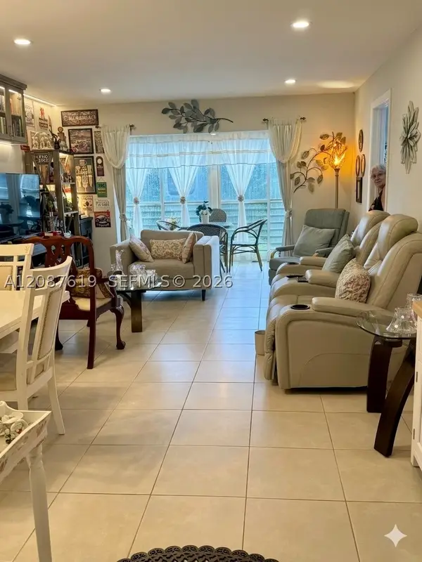 9181 Sunrise Lakes Blvd #312, Sunrise, FL 33322