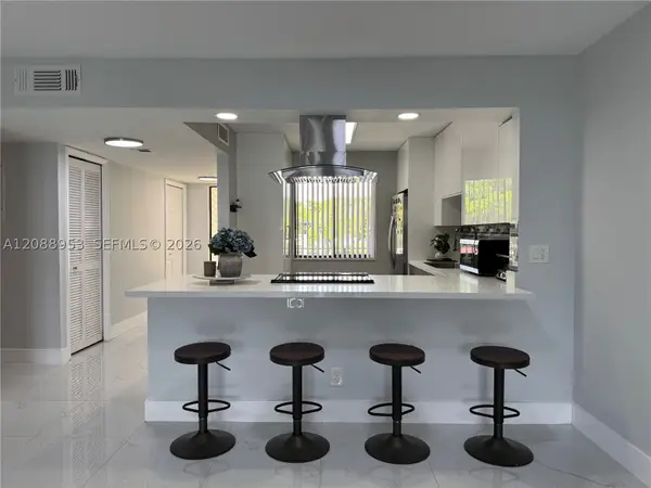150 Lakeview Dr #203, Weston, FL 33326
