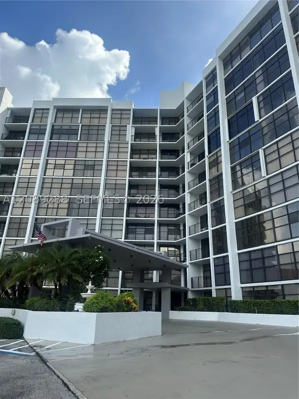 600 Parkview Dr #627, Hallandale Beach, FL 33009