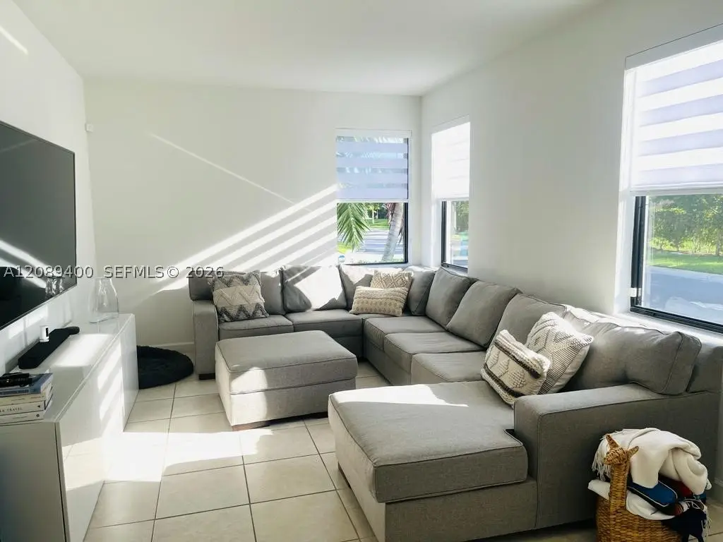 560 NE 206th Ln, Miami, FL 33179 - #1