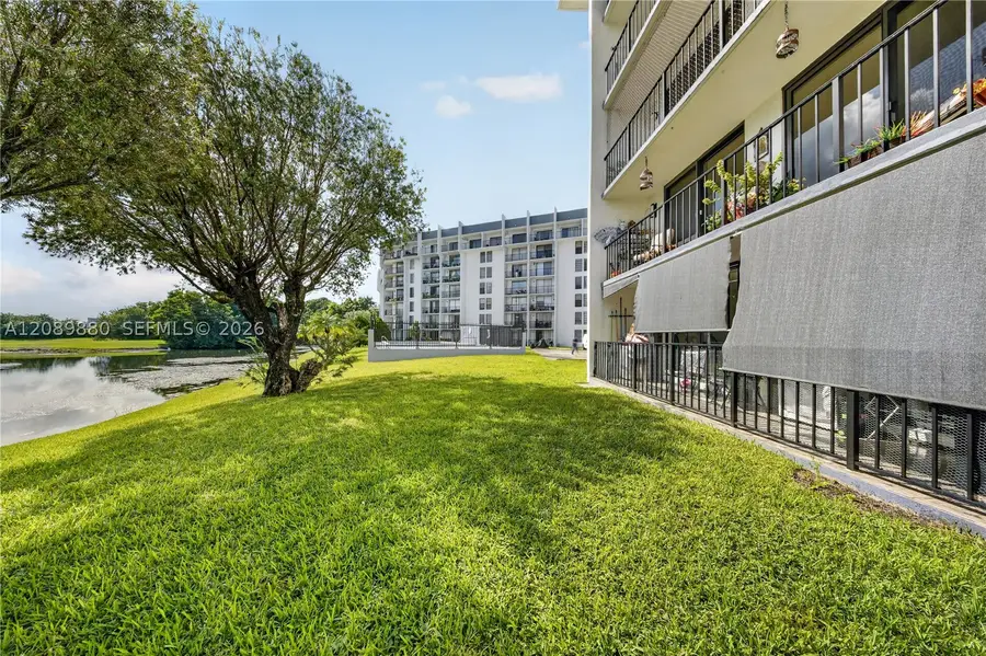 9686 Fontainebleau Blvd #106, Miami, FL 33172 - #3
