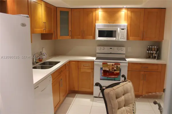 3980 Oaks Clubhouse Dr #110, Pompano Beach, FL 33069