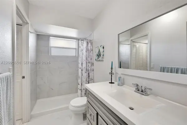 5002 NW 35th St #306, Lauderdale Lakes, FL 33319