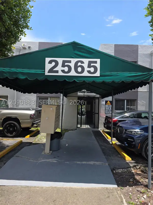 2565 W 56th St #206, Hialeah, FL 33016