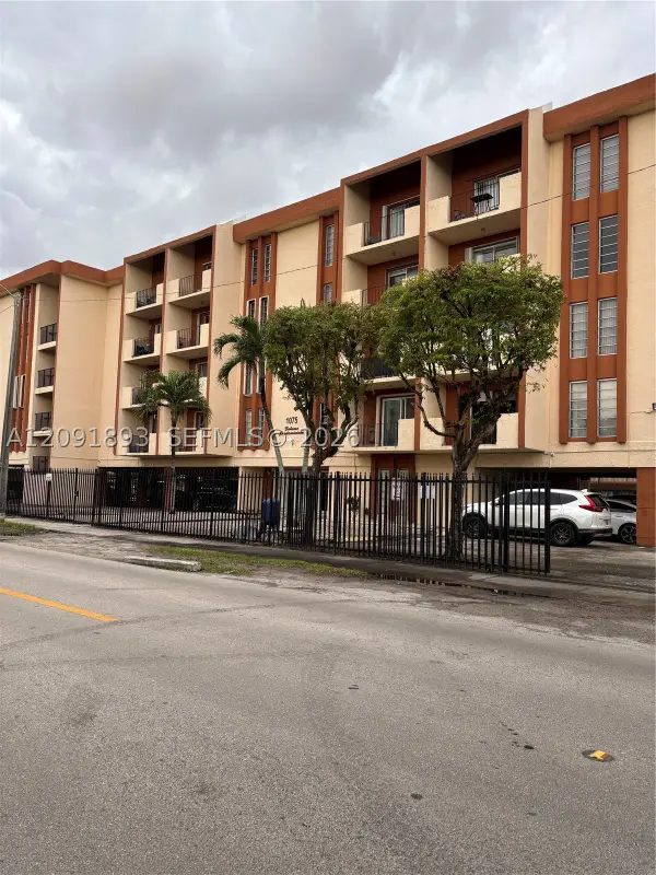 1075 W 68th St #311, Hialeah, FL 33014