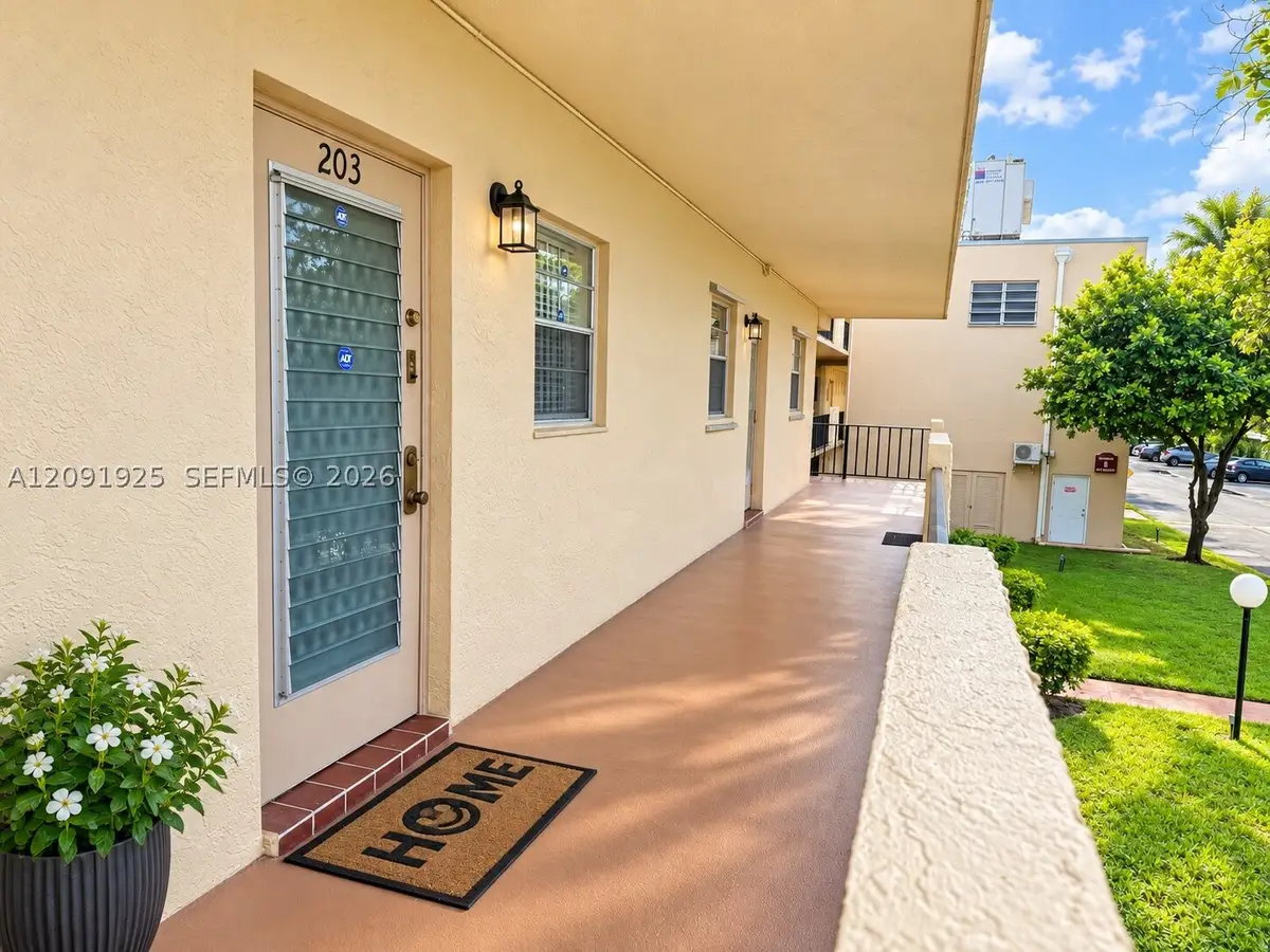 300 Berkley Rd #203, Hollywood, FL 33024 - #1