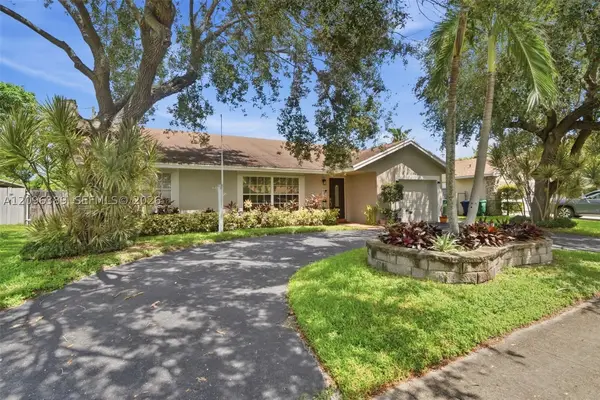 8421 NW 45th St, Lauderhill, FL 33351