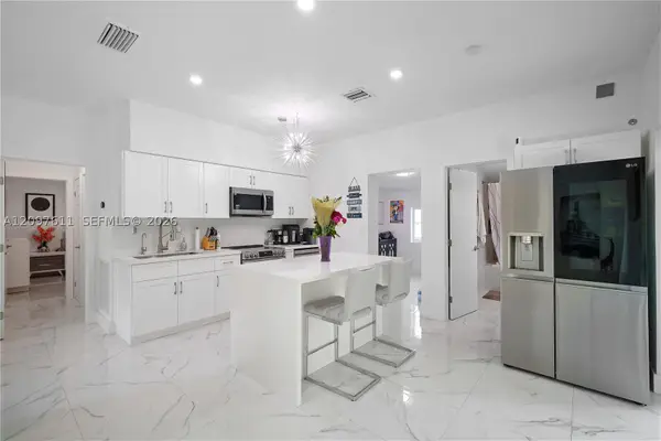 925 NE 4th St, Hallandale Beach, FL 33009