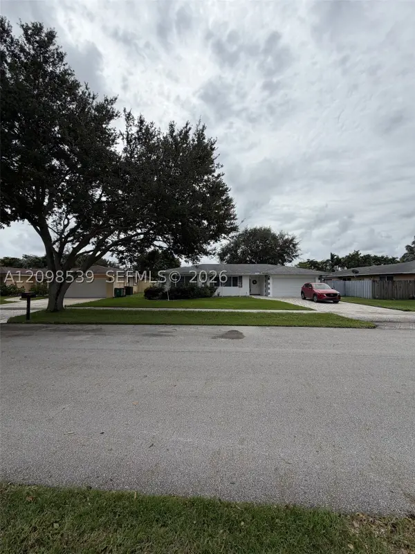 8410 SW 26th Pl, Davie, FL 33328