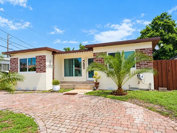 285 NW 48th Pl, Miami, FL 33126