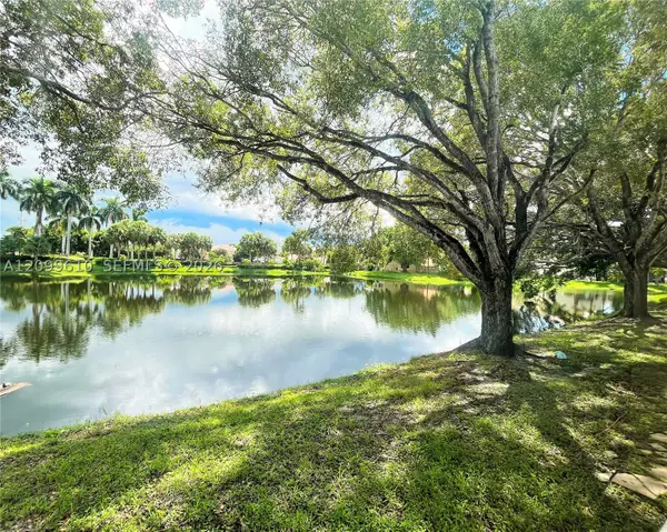 153 Lakeview Dr #103, Weston, FL 33326