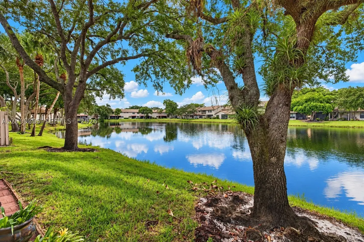 9012 Vineyard Lake Dr, Plantation, FL 33324 - #1