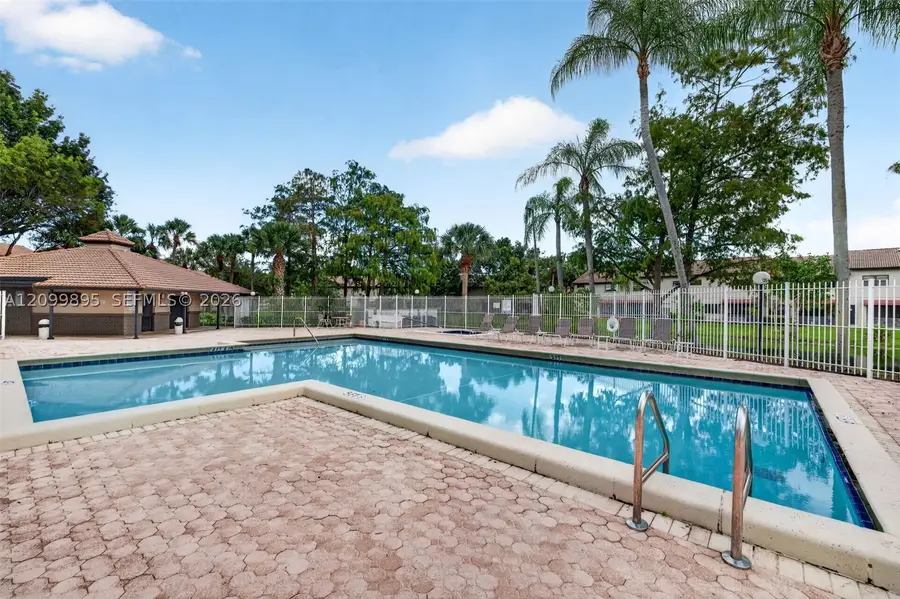 9012 Vineyard Lake Dr, Plantation, FL 33324 - #2