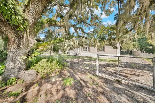 1080 Canopy Ln, Moore Haven, FL 33471