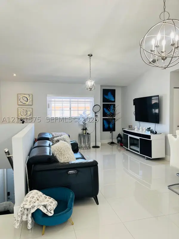 7817 W 36th Ave #204, Hialeah, FL 33018