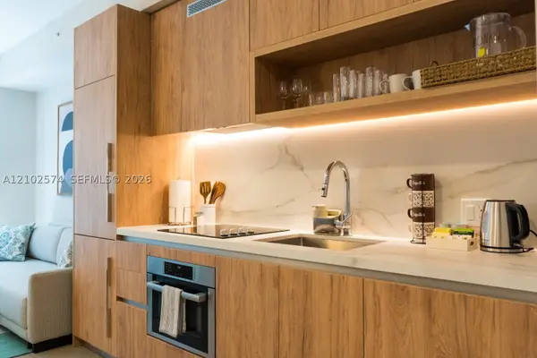 11 NE 6th St #204, Miami, FL 33132