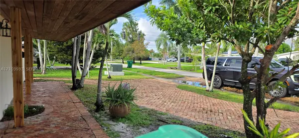 2512 Island Dr, Miramar, FL 33023