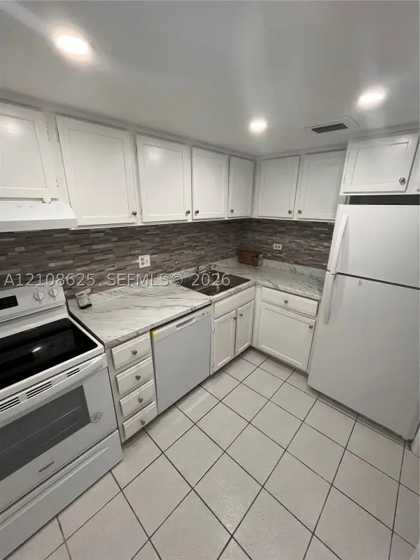3650 Inverrary Dr #1Q, Lauderhill, FL 33319