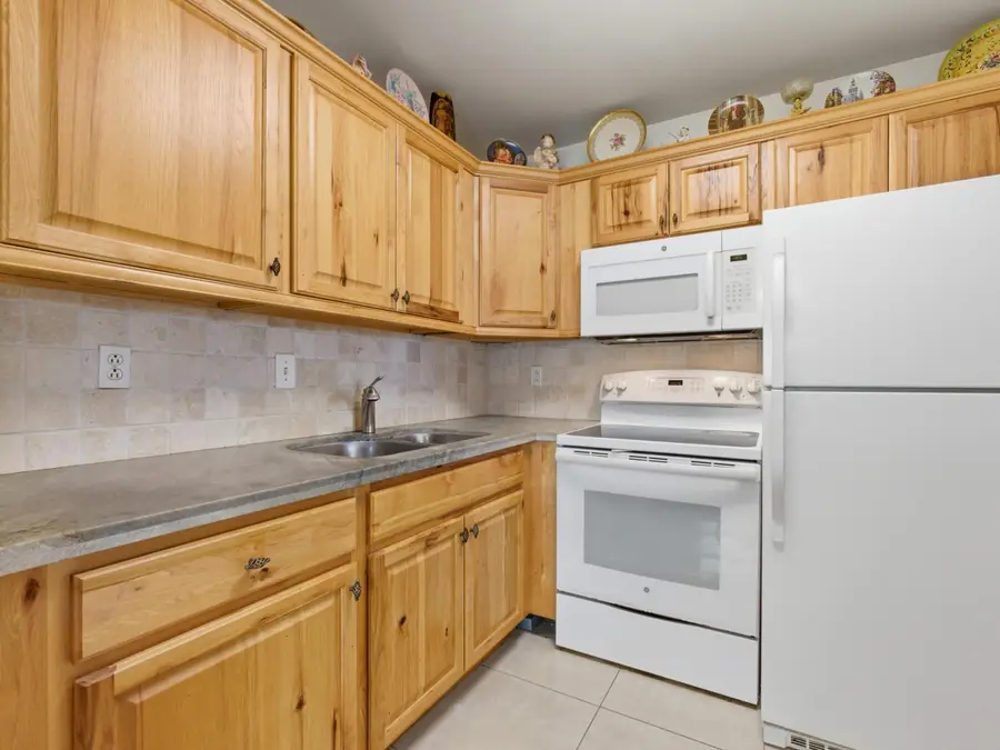 480 Horizons W #208, Boynton Beach, FL 33435 - #3