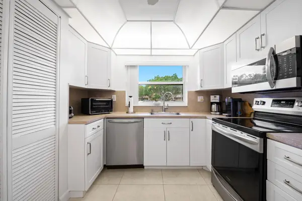 9330 E Sunrise Lakes Boulevard E #104, Sunrise, FL 33322