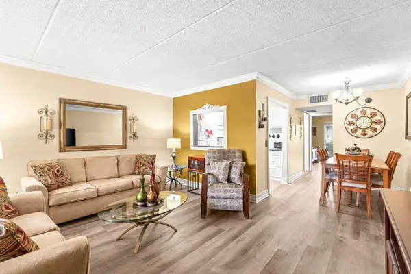 600 Village Green Court #211, Palm Springs, FL 33461