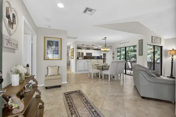 23 Lexington Lane W #B, Palm Beach Gardens, FL 33418
