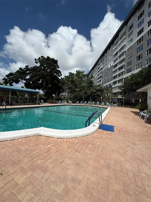 4001 Hillcrest Drive #1012, Hollywood, FL 33021