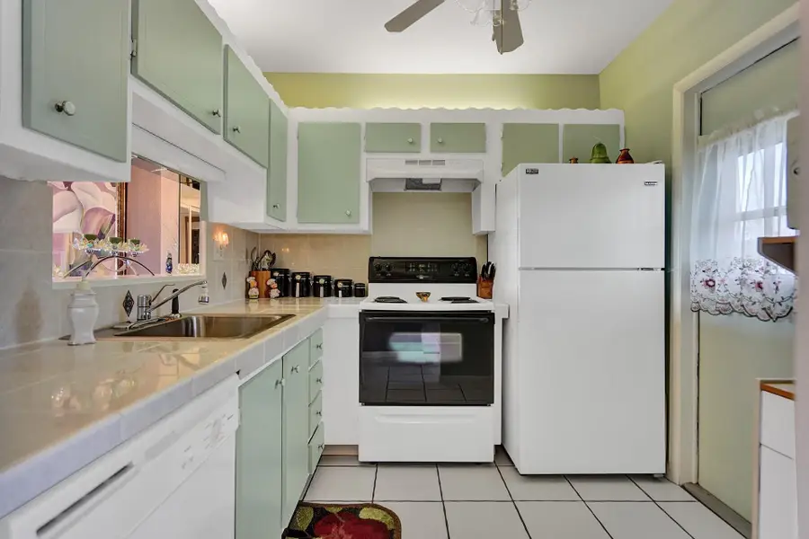 4800 NW 35th Street #612, Lauderdale Lakes, FL 33319 - #2
