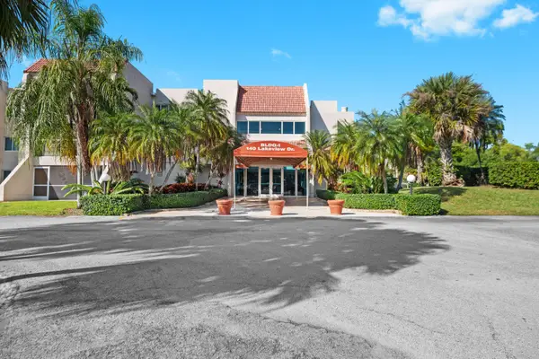 140 Lakeview Drive #103, Weston, FL 33326