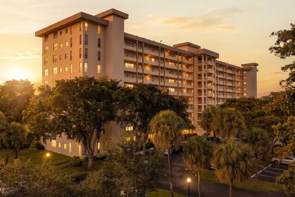 575 Oaks Lane #1002, Pompano Beach, FL 33069