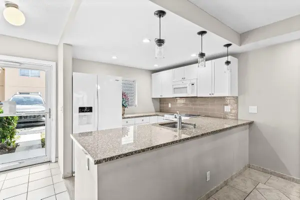 2191 NE 1st Court #Apt 106, Boynton Beach, FL 33435