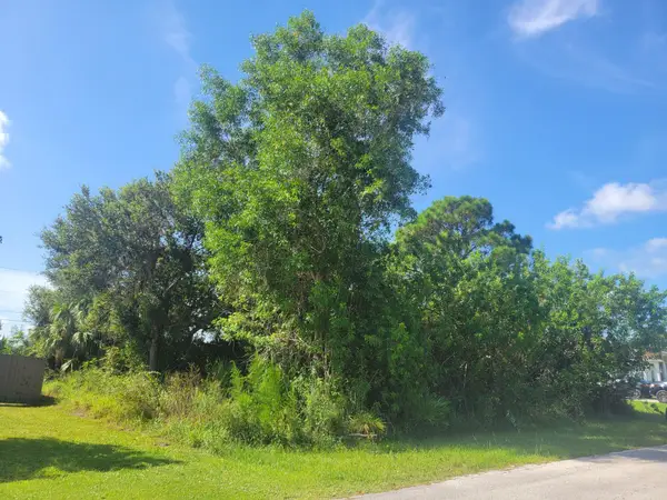 474 SW Kaabe Avenue, Port St Lucie, FL 34953