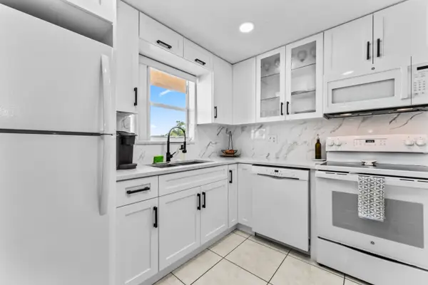 225 Bonnie Boulevard #302, Palm Springs, FL 33461