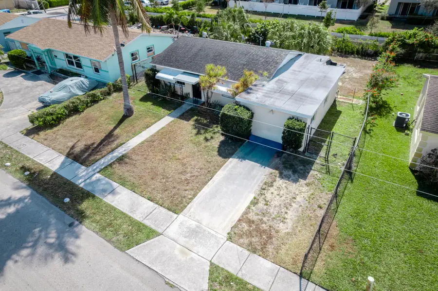 137 W 34th Street, Riviera Beach, FL 33404 - #2