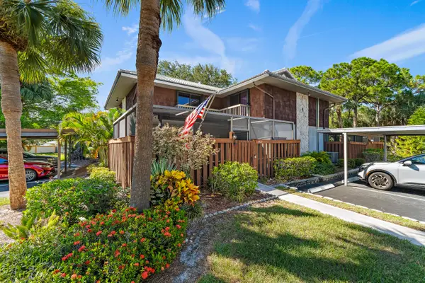 402 SE Castle Court, Port St Lucie, FL 34952