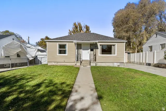 121 S Lakeview Dr, Clearfield, UT 84015 - Image #1