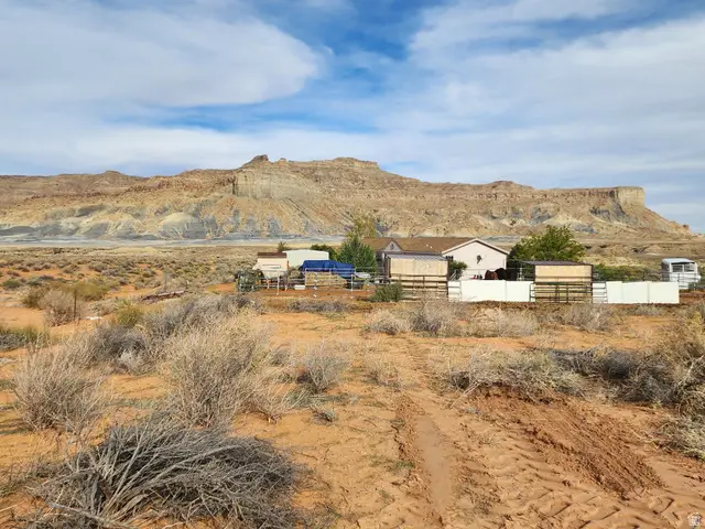 715 E Liberty Bell Ct, Big Water, UT 84741 - Image #2