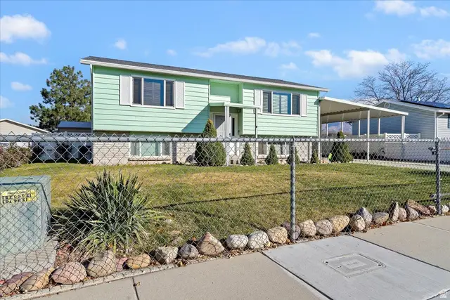1091 E Larkspur Dr, Sandy, UT 84094 - Image #2