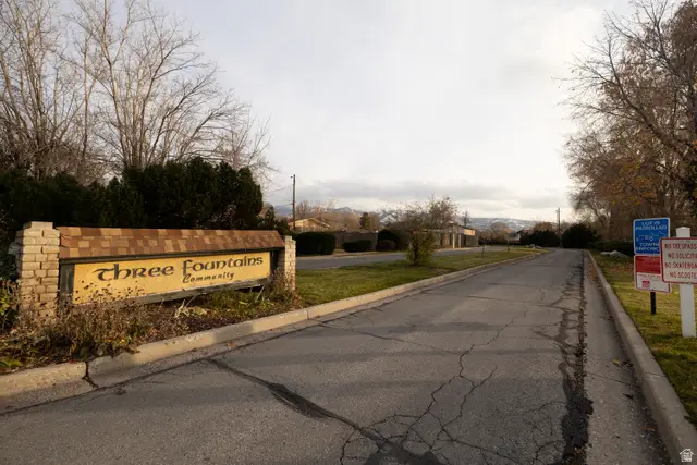 323 S Peach Ln, Bountiful, UT 84010 - Image #2