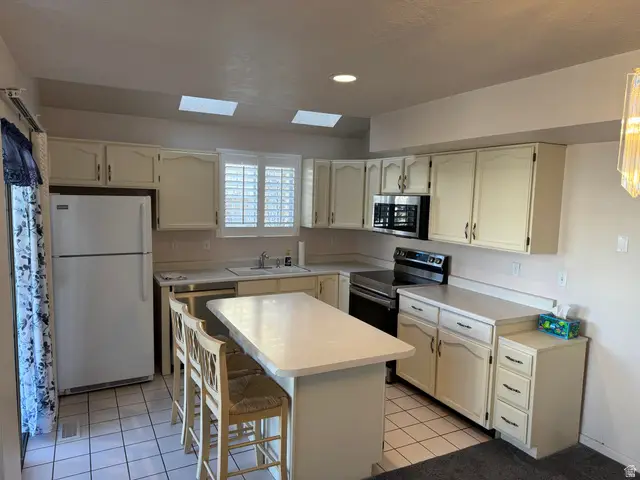 7640 S Quail Springs Cir, Midvale, UT 84047 - Image #3