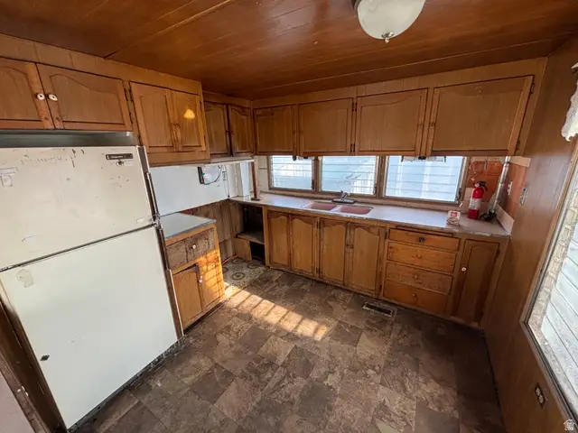 153 E Garden Park Cir, South Salt Lake, UT 84115 - Image #3