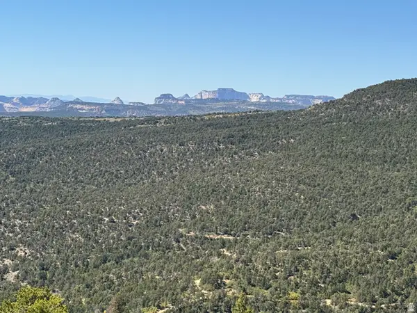 2 Mineral Springs Rd, Mount Carmel, UT 84755